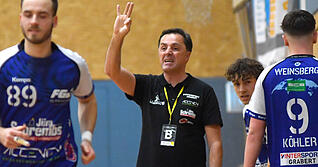 Weinsbergs Trainer Edin Hadzimuhamedovic (Mitte) hat den Regionalligisten Weinsberg optimal auf Neuenb&uuml;rg eingestellt.