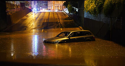 Auch dieses Auto blieb in der &uuml;berfluteten Autounterf&uuml;hrung am &Ouml;sterreichischen Platz stecken.