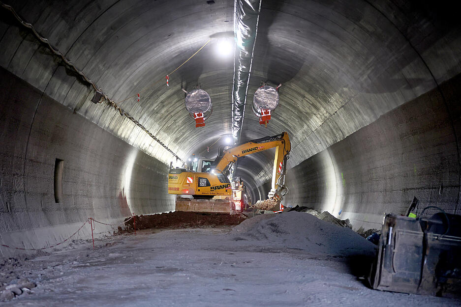 Die Fahrbahn wird erneuert, die Innenschale instandgesetzt. Die Fahrbahn wird erneuert, die Innenschale instandgesetzt.