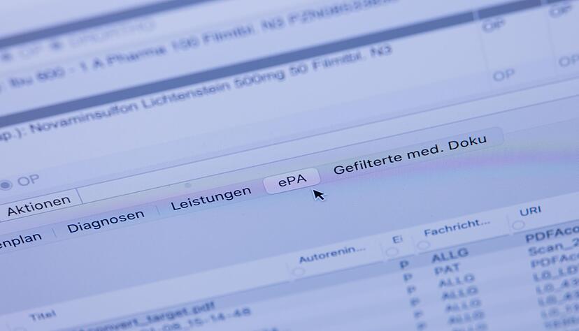 Patienten k&ouml;nnen ihre E-Akte in Praxen bef&uuml;llen lassen, auch ohne selbst hineinzuschauen. (Archivbild)