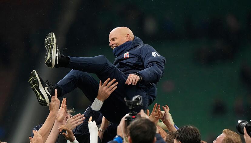 Norwegens Nationalmannschaft feiert Trainer Stale Solbakken nach dem 4:1 in Italien.