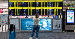 Die Anzeigetafel zeigt Abfl&uuml;ge aus Bangkok in Thailand. Geht es f&uuml;r zwei gestrandete Heilbronner Familien auch bald nach Hause? Foto: Archiv