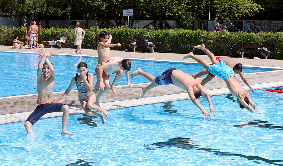 Das erste Mai-Wochenende haben viele Besucher genutzt und sich ins Wasser gest&uuml;rzt.