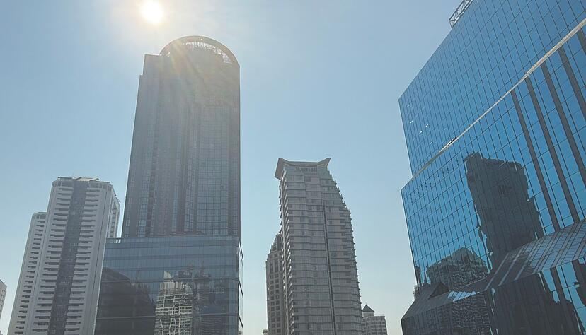 Der eigentlich blaue Himmel ist meist von Smog gebleicht.