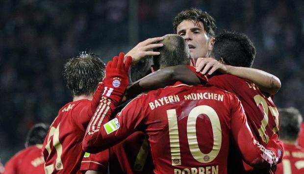 Die Bayern-Kollegen bedanken sich bei Arjen Robben f&uuml;r dessen Treffer zum 2:1-Endstand. Foto: Marius Becker