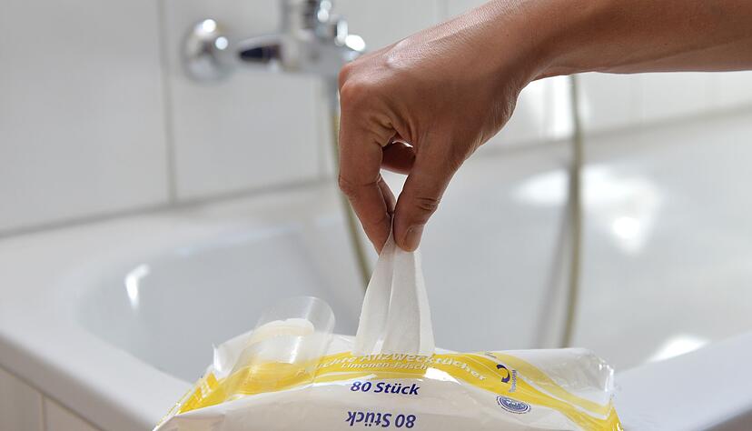 Oft stehen sie im Bad griffbereit: Nach der Nutzung kommen die Feuchttücher aber weder die Biotonne noch in die Toilette.