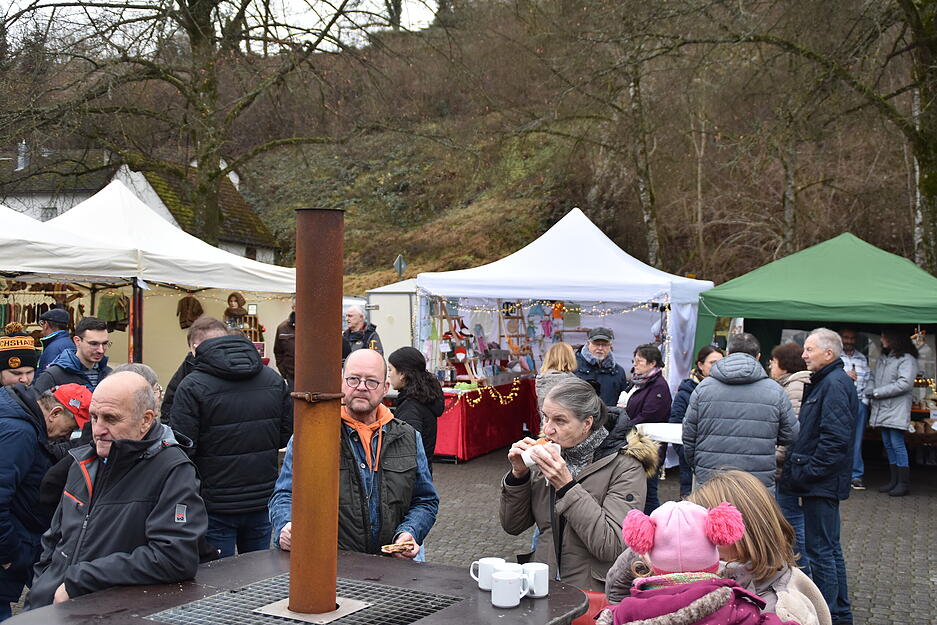 Weihnachtsmarkt in Buchenbach: Mittagstisch und Christbaum-Käufe Weihnachtsmarkt in Buchenbach: Mittagstisch und Christbaum-Käufe