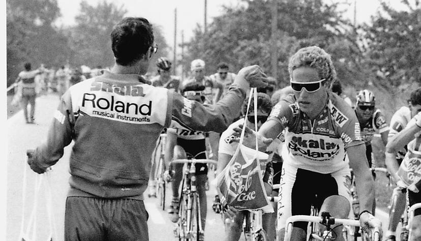 Den kennt man doch: Didi Thurau, 1987 ein alternder Held, bekommt unterwegs Verpflegung.