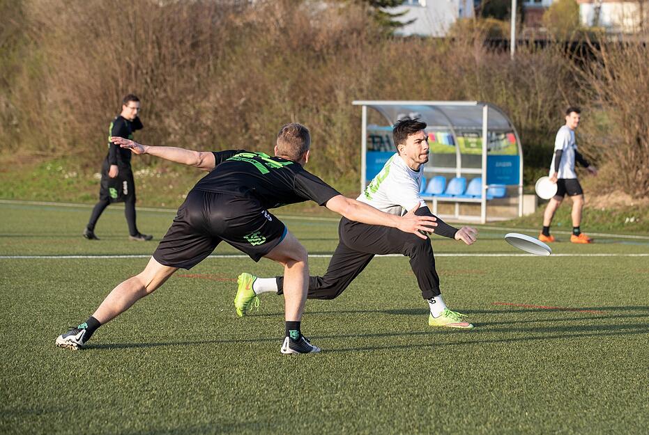 Zehn Sekunden hat der Besitzer der Scheibe Zeit, sie an einen seiner sechs Mitspieler weiterzuspielen. Zehn Sekunden hat der Besitzer der Scheibe Zeit, sie an einen seiner sechs Mitspieler weiterzuspielen.