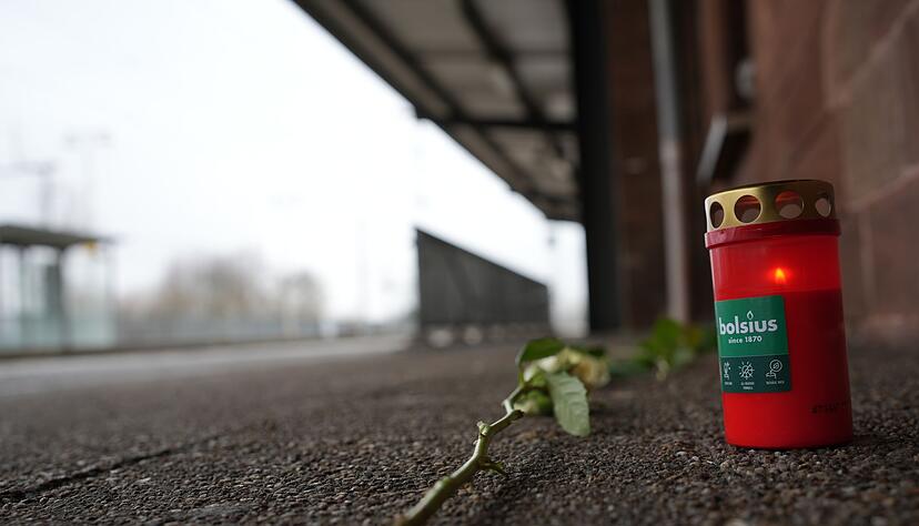 An den get&ouml;teten Zugbegleiter wird am Bahnhof Landstuhl erinnert.