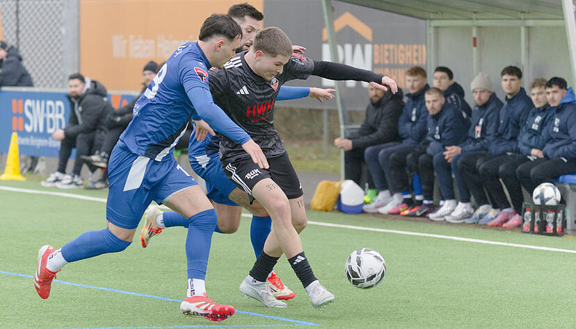 Dejan Tomic (Mitte) hat seine zwei Spiele Sperre nach seiner Roten Karte gegen Bruchsal abgesessen und ist in Reichenbach wieder eine Option f&uuml;r die Startelf.