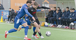Dejan Tomic (Mitte) hat seine zwei Spiele Sperre nach seiner Roten Karte gegen Bruchsal abgesessen und ist in Reichenbach wieder eine Option f&uuml;r die Startelf.