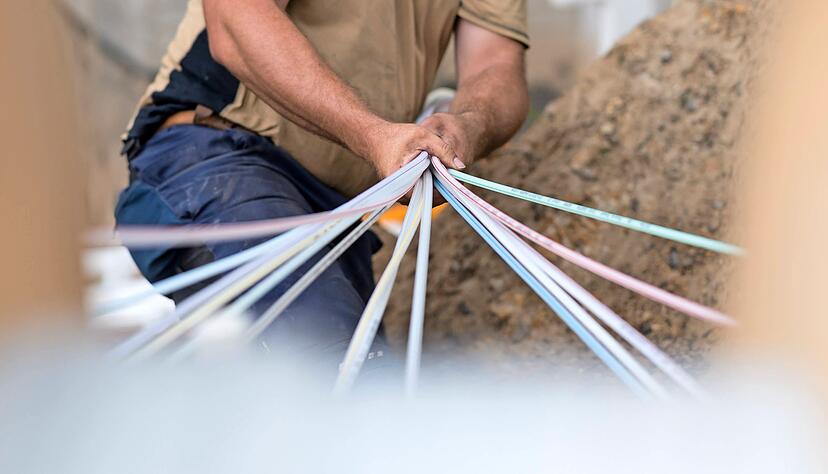 Glasfaserkabel werden in einen Schacht gezogen: Weil Privatunternehmen kein Interesse an einer schnellen Anbindung von Elsenz zeigten, geht die Stadt jetzt in Vorleistung.
Foto: dpa