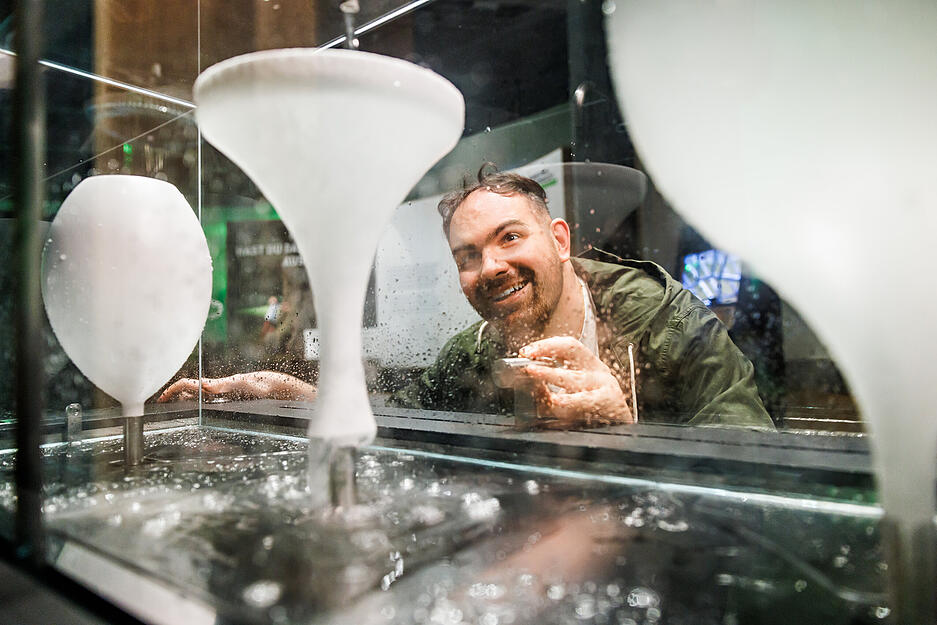 Bei "Natur.Schau.Spiele.&ldquo; laden unterhaltsame Experimente zum Entdecken und Verstehen spannender Ph&auml;nomene ein.