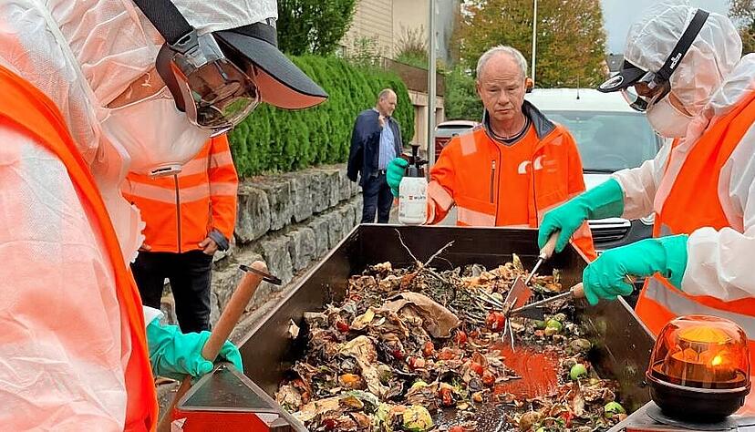 Spezielle Teams sezieren seit 20. Oktober 2024 ausgewählte Biotonnen im Kreis auf Fremdstoffe. Bis Ende April 2025 wurden so 600 Behälter kontrolliert. Die Quote der falsch befüllten Behälter ist rückläufig, muss aber noch weiter sinken. Spezielle Teams sezieren seit 20. Oktober 2024 ausgewählte Biotonnen im Kreis auf Fremdstoffe. Bis Ende April 2025 wurden so 600 Behälter kontrolliert. Die Quote der falsch befüllten Behälter ist rückläufig, muss aber noch weiter sinken.