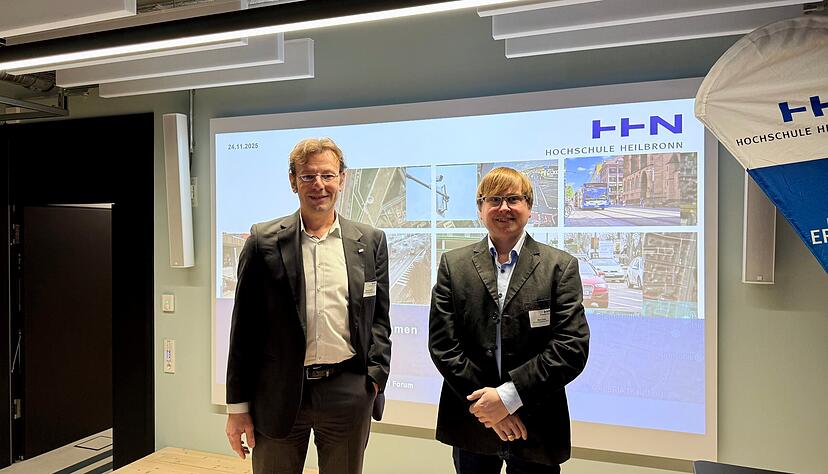 Raoul Zöllner, Prorektor für Forschung, Transfer, Innovation an der HHN (links) mit Marc Zofka vom Karlsruher FZI Forschungszentrum Informatik bei ihrem Vortrag im Ipai zum Thema autonomes Fahren.
