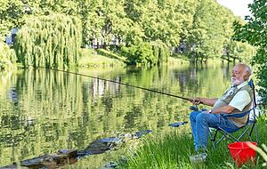 Wolfgang Sitter beim sogenannten Ansitzen am Neckar in Heilbronn:  „Angeln ist mehr als ein Hobby.“