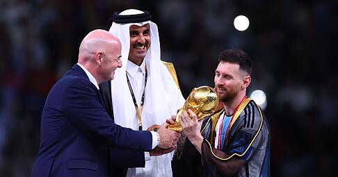 Schien selbst wenig begeistert von der Aktion: Argentiniens Kapit&auml;n Lionel Messi im Bischt.