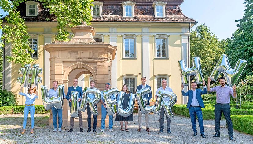 Macher und Sponsoren (v.l.) Sara Furtwängler, Michael Müller, Steffen Schoch (alle HMG), Daniel Drautz (WG Heilbronn), Winzer Martin Heinrich, Rosalie Stumpf (HMG), Sascha Straub (Kreisparkasse), Justin Kircher (WG), Timo Capriuoli und Candogan Ögüt (beide VR Bank Heilbronn Schwäbisch Hall).
Foto: Mario Berger Macher und Sponsoren (v.l.) Sara Furtwängler, Michael Müller, Steffen Schoch (alle HMG), Daniel Drautz (WG Heilbronn), Winzer Martin Heinrich, Rosalie Stumpf (HMG), Sascha Straub (Kreisparkasse), Justin Kircher (WG), Timo Capriuoli und Candogan Ögüt (beide VR Bank Heilbronn Schwäbisch Hall).
Foto: Mario Berger