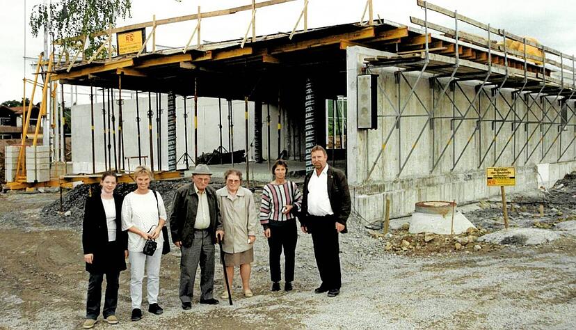 Stolze Bauunternehmerfamilie im Jahr 2000 vor dem Rohbau der Ellhofener Sporthalle. Rechts Roland Schwarz, in der Mitte sein Vater Otto Schwarz.