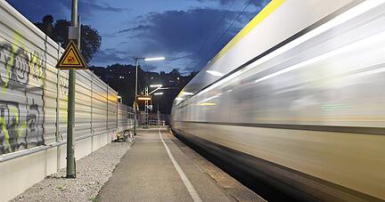 Zug in Roigheim: Wirklich flüssig läuft es auf der Schiene in der Region selten. 
Foto: Archiv/Hettich