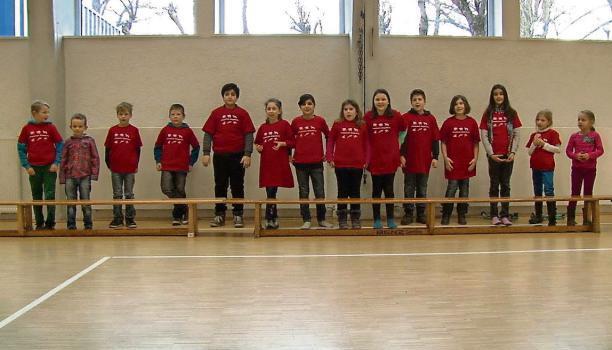 Ein K&auml;nguru-Kind ist schon davon geh&uuml;pft. Die Dritt- und Viertkl&auml;ssler w&uuml;nschen nach ihrer Vorf&uuml;hrung fr&ouml;hliche Weihnachten. Foto: Helene Gunin