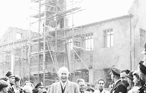Theodor Heuss, 1950, besucht als Bundespräsident seine Heimatstadt Heilbronn, wo sein ehemaliges Gymnasium an der Karlstraße nach ihm benannt wird. Auf dem Foto hinten die Rathaus-Ruine. Foto: Hermann Eisenmenger Theodor Heuss, 1950, besucht als Bundespräsident seine Heimatstadt Heilbronn, wo sein ehemaliges Gymnasium an der Karlstraße nach ihm benannt wird. Auf dem Foto hinten die Rathaus-Ruine. Foto: Hermann Eisenmenger