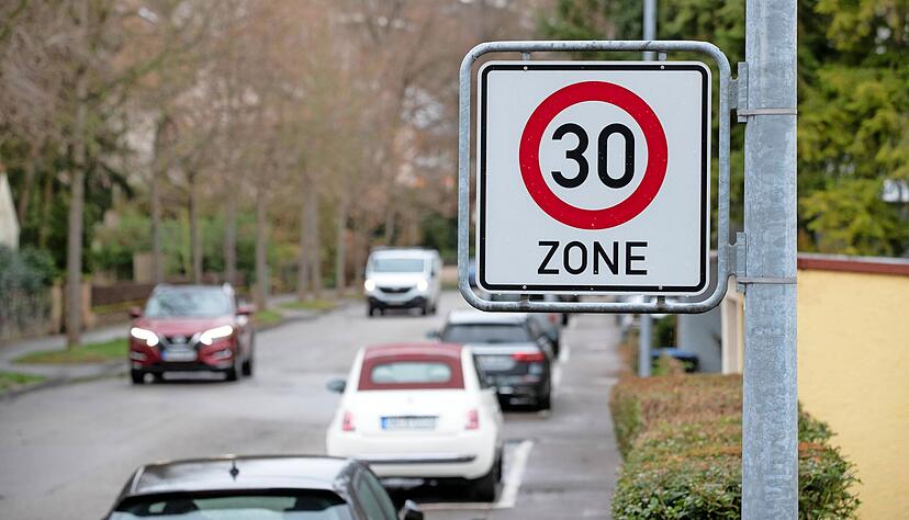 In Wohngebieten der Stadt gibt es, wie in der Hundsbergstraße, bereits zahlreiche Tempo-30-Zonen. Geht es nach der Verwaltung, werden weitere Beschränkungen folgen.