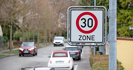In Wohngebieten der Stadt gibt es, wie in der Hundsbergstraße, bereits zahlreiche Tempo-30-Zonen. Geht es nach der Verwaltung werde weitere Beschränkungen folgen.
Foto: Andreas Veigel