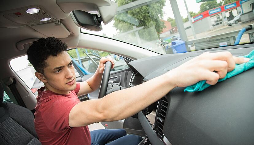 Mit Tiefenpfleger f&uuml;r Kunststoff k&ouml;nnen angegraute, unlackierte Oberfl&auml;chen behandelt werden.