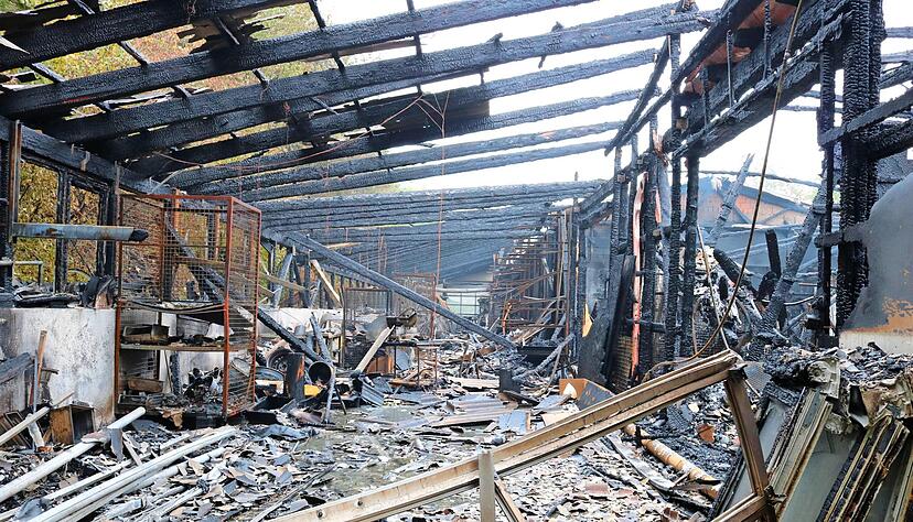 Die über 200 Einsatzkräfte konnten lediglich das angrenzende Bürogebäude retten. Die restlichen Räumlichkeiten brennen völlig aus.
Foto: Christian Nick Die über 200 Einsatzkräfte konnten lediglich das angrenzende Bürogebäude retten. Die restlichen Räumlichkeiten brennen völlig aus.
Foto: Christian Nick