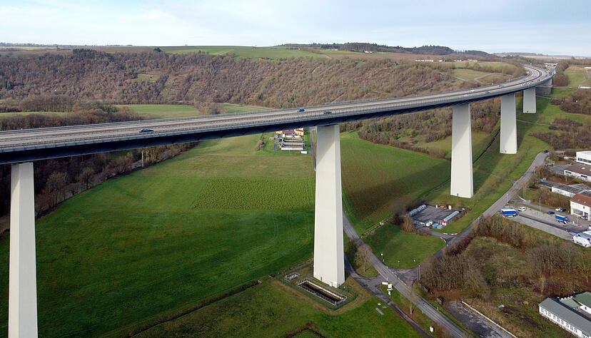 Auf der Jagsttalbrücke kommen im Oktober nicht alle Fahrer durch.