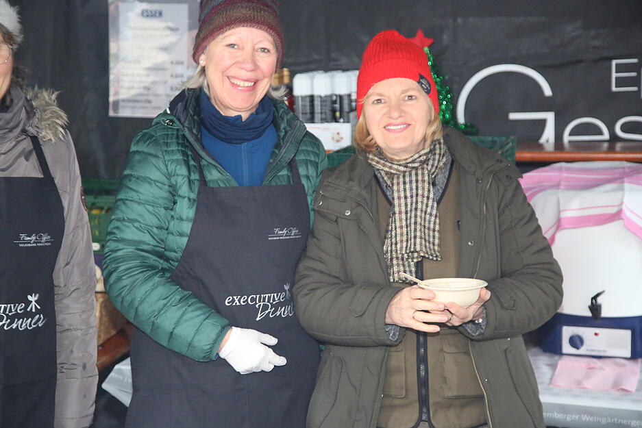 Der Eppinger Weihnachtsmarkt lockt trotz wechselhaftem Wetter zahlreiche Besucher an. Der Eppinger Weihnachtsmarkt lockt trotz wechselhaftem Wetter zahlreiche Besucher an.