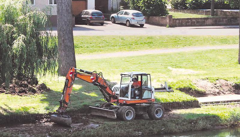 Spuren des Hochwassers am Uferweg wurden in diesen Tagen auch mit dem Bagger beseitigt . Spuren des Hochwassers am Uferweg wurden in diesen Tagen auch mit dem Bagger beseitigt .