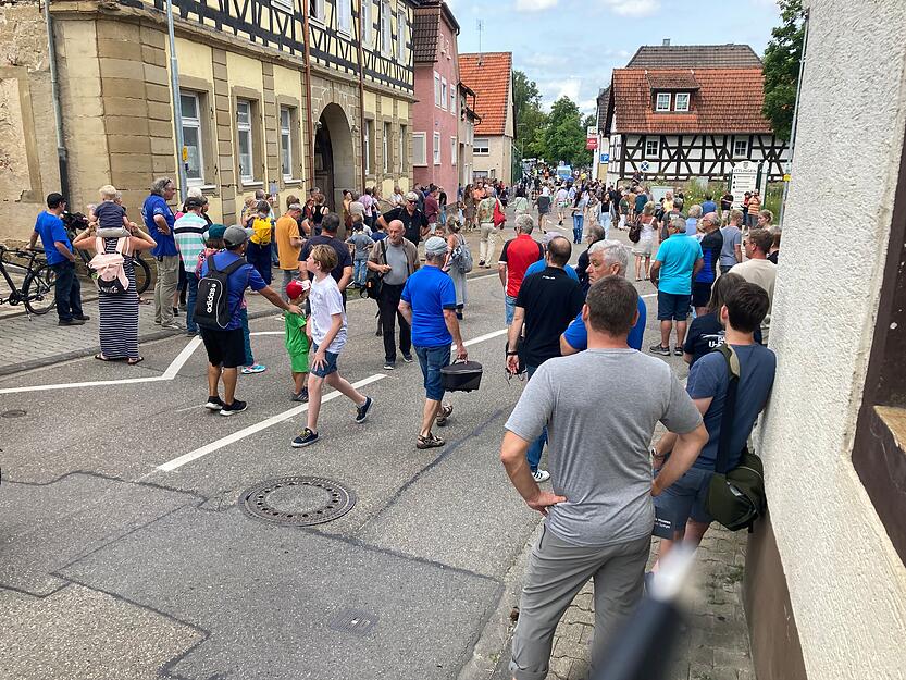 Vor der U17-Ankunft: Tausende Schaulustige sind in Ittlingen im U-Boot-Fieber.