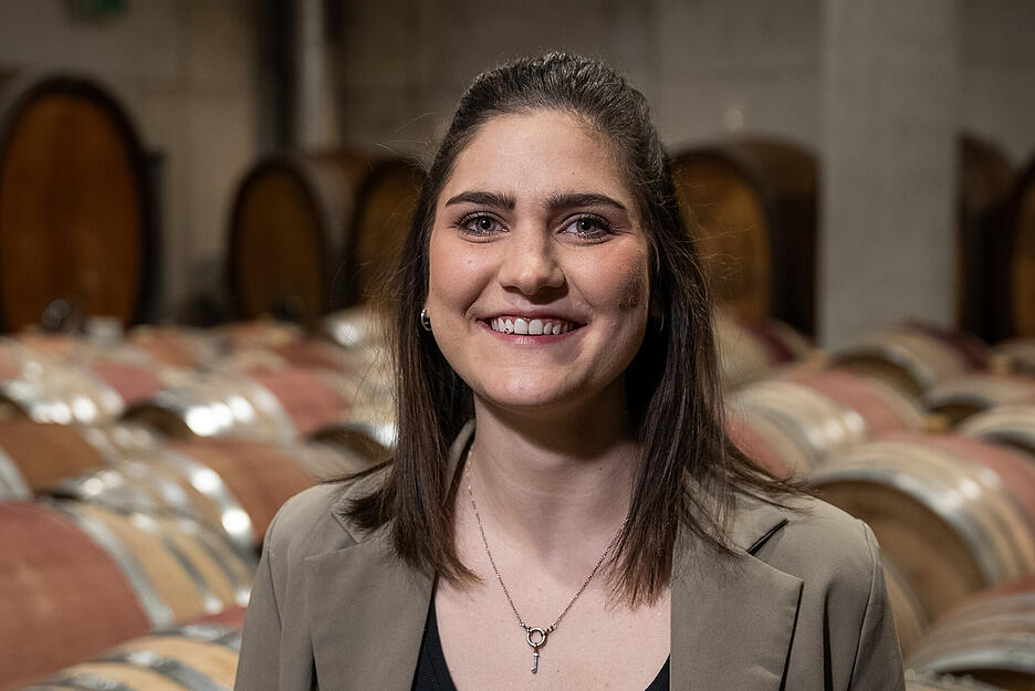 Janina Hötzer (25) aus Ilsfeld hilft von Kindesbeinen an bei der Lese mit und seit zehn Jahren in einer Weinstube aus. Die Kauffrau für Büromanagement liebt es, Wein auch bei Proben vor allem der jüngeren Generation näher zu bringen.