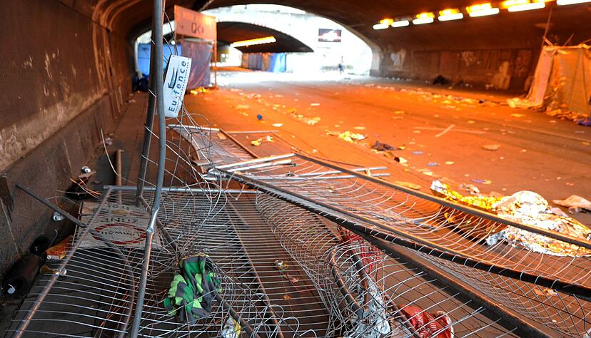 Umgest&uuml;rzte Absperrgitter liegen nach dem Loveparade-Ungl&uuml;ck in der Unterf&uuml;hrung, in der sich das t&ouml;dliche Gedr&auml;nge ereignete. (Archivbild)