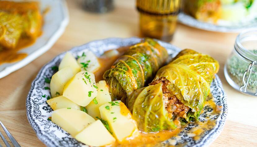 Wirsingrouladen lassen sich mit einem Mix aus veganem Hack, Linsen und geriebenen M&ouml;hren f&uuml;llen.
