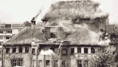 Die letzten Sekunden des alten Theaters: Am Samstag, den 18. Juli 1970, kurz nach 15.40 Uhr sinkt das Jugendstilgebäude in sich zusammen. Rotbraune Wolken umhüllen nach der Sprengung vierzig Sekunden lang den Theaterplatz.Fotos: Archiv/Eisenmenger Die letzten Sekunden des alten Theaters: Am Samstag, den 18. Juli 1970, kurz nach 15.40 Uhr sinkt das Jugendstilgebäude in sich zusammen. Rotbraune Wolken umhüllen nach der Sprengung vierzig Sekunden lang den Theaterplatz.Fotos: Archiv/Eisenmenger