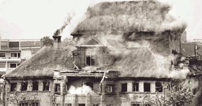 Die letzten Sekunden des alten Theaters: Am Samstag, den 18. Juli 1970, kurz nach 15.40 Uhr sinkt das Jugendstilgebäude in sich zusammen. Rotbraune Wolken umhüllen nach der Sprengung vierzig Sekunden lang den Theaterplatz.Fotos: Archiv/Eisenmenger