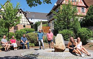 Fühlen sich wohl in ihrem Oberkessach (v.l.) : Wolfgang Michel, Ortsvorsteherin Karin Heckmann, Rüdiger Volk, Alfred Deuser, Josef Keilbach, Viktoria Heckmann und Emely Knörzer.
Fotos: Tamara Ludwig Fühlen sich wohl in ihrem Oberkessach (v.l.) : Wolfgang Michel, Ortsvorsteherin Karin Heckmann, Rüdiger Volk, Alfred Deuser, Josef Keilbach, Viktoria Heckmann und Emely Knörzer.
Fotos: Tamara Ludwig