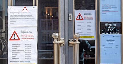 Unverändert: Trotz Wegfall der Corona-Beschränkungen schränkt die Stadt den Zugang zum Rathaus stark ein.
Foto: Mario Berger
