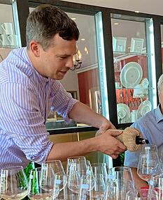 David König von der Stadt Öhringen schenkt verdeckt ein.