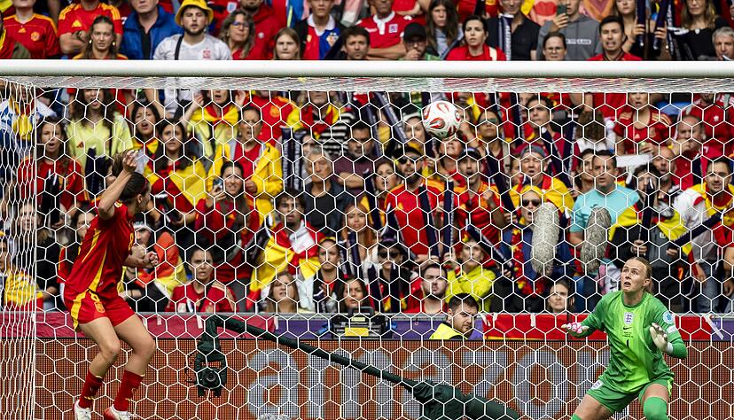 Kopfball von Mariona Caldentey zum 1:0 für Spanien.