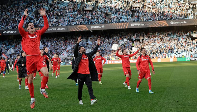 Gro&szlig;er Jubel: Die Freiburger feiern den Halbfinal-Einzug.
