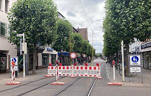 Bauzäune und Schilder weisen am Montag auf die Sperrung der Kaiserstraße hin. Bauzäune und Schilder weisen am Montag auf die Sperrung der Kaiserstraße hin.