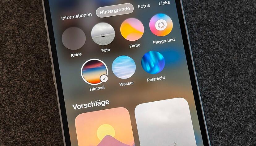 Langweiliger Hintergrund war gestern: Mit iOS 26 kann man endlich eigene Hintergrundbilder für Chats in der Nachrichten-App auswählen.