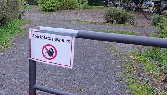 Weger erhöhter PCB-Werte: Der Kinderspielplatz bei der Grantschener Grundschule ist gesperrt. Weger erhöhter PCB-Werte: Der Kinderspielplatz bei der Grantschener Grundschule ist gesperrt.