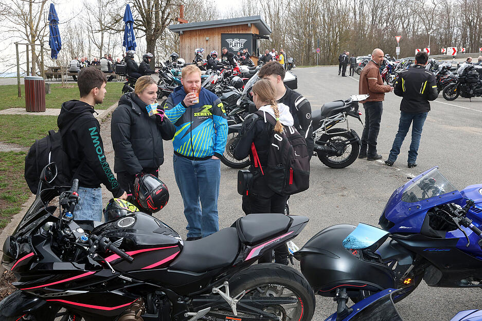 Es gibt warme oder kalte Getr&auml;nke, Imbiss-Wurst und nette Gespr&auml;che.