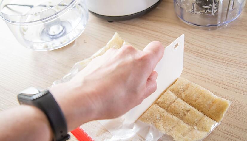 Schritt 5: Mit einem Hilfsmittel den Knoblauch im Beutel portionieren.